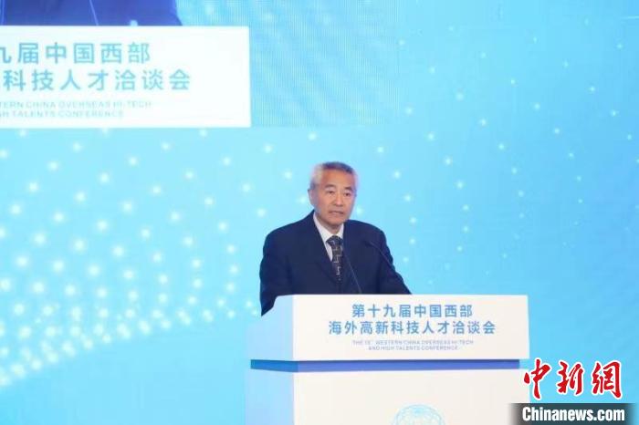 全國政協副主席、九三學社中央常務副主席邵鴻出席論壇并致辭?！∷拇ㄊ∥y戰部供圖