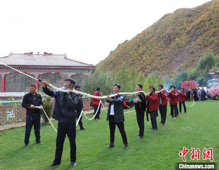 圖為護(hù)林員體驗(yàn)架設(shè)水泵?！〔际猩窒乐ш?duì) 供圖