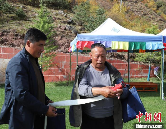 圖為護(hù)林員操作體驗(yàn)滅火裝備?！〔际猩窒乐ш?duì) 供圖