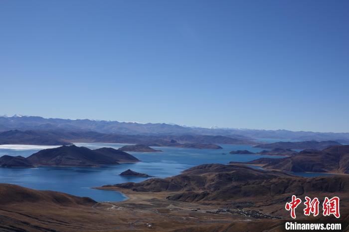 冬日羊卓雍措：湖水湛藍，如詩如畫