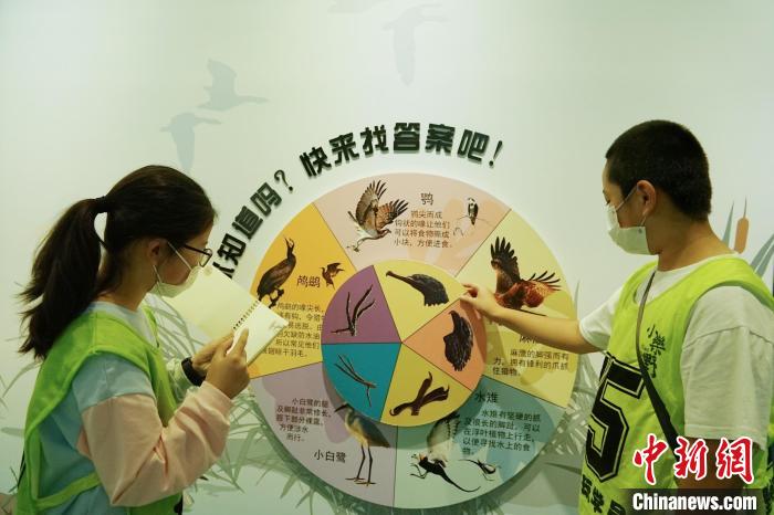 圖為小朋友在青海西寧湟水國(guó)家濕地公園科普館內(nèi)參觀學(xué)習(xí)?！●R銘言 攝