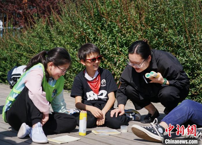 圖為小朋友在青海西寧湟水國(guó)家濕地公園內(nèi)認(rèn)識(shí)植物并進(jìn)行繪畫?！●R銘言 攝