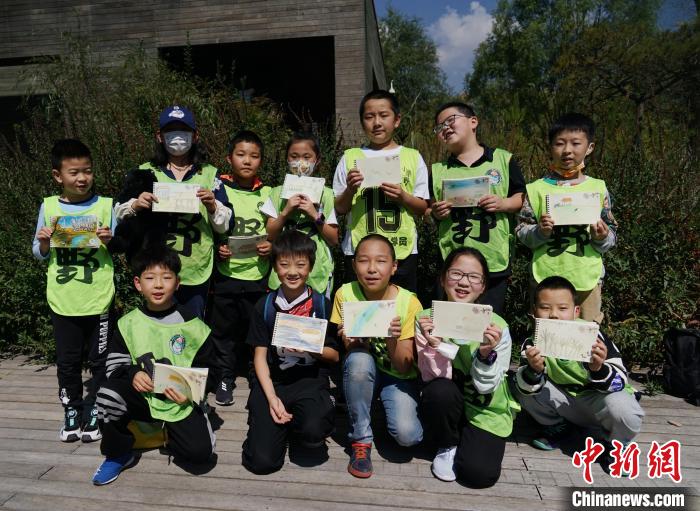 圖為小朋友展示學(xué)習(xí)成果?！●R銘言 攝