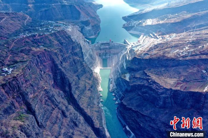 圖為白鶴灘水電站大壩全景圖?！∷娝木止﹫D