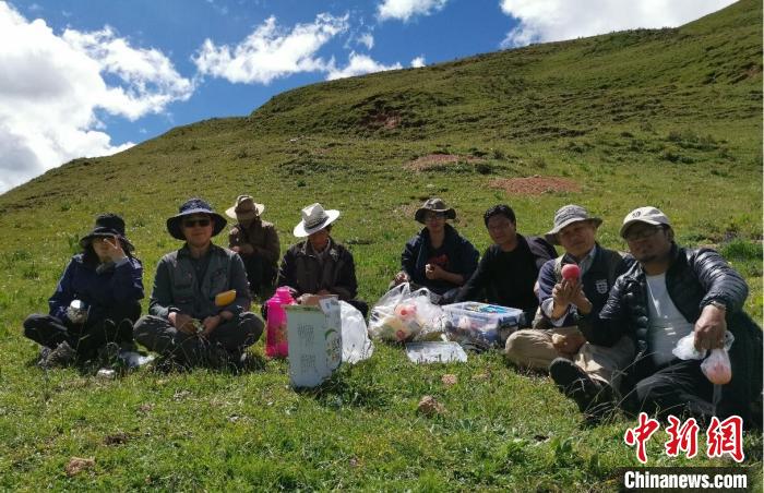 科研團隊在熱魯盆地工作合影?！≈锌圃呵嗖馗咴?供圖