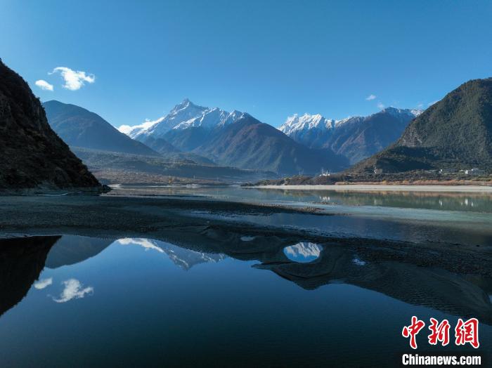 西藏林芝雅魯藏布江和遠處的雪山?！《拘?攝