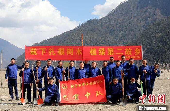 林芝市巴宜區(qū)森林消防中隊志愿服務(wù)隊合影留念。　西繞拉翁 攝