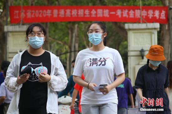 資料圖：2020年7月6日，江蘇南京一處考點，高考考生看完考場后走出考點。 中新社記者 泱波 攝