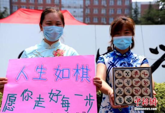 資料圖：2020年7月河南鄭州一高考考點，考生家長送考 中新社記者 王中舉 攝