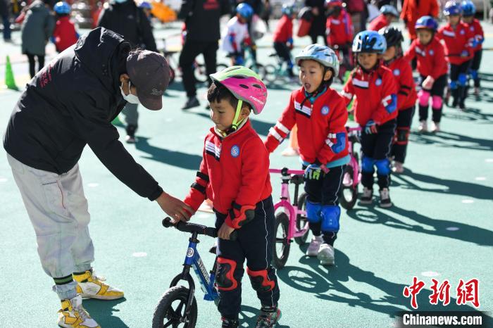 圖為拉薩市實驗幼兒園孩子們在教練的指導下練習滑步車。　何蓬磊 攝