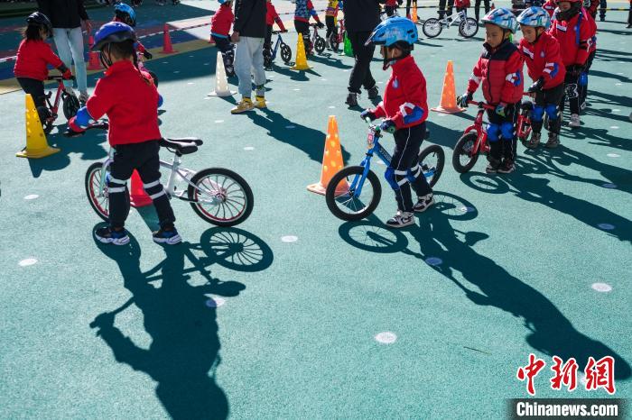 圖為拉薩市實驗幼兒園孩子們正在練習滑步車。　何蓬磊 攝