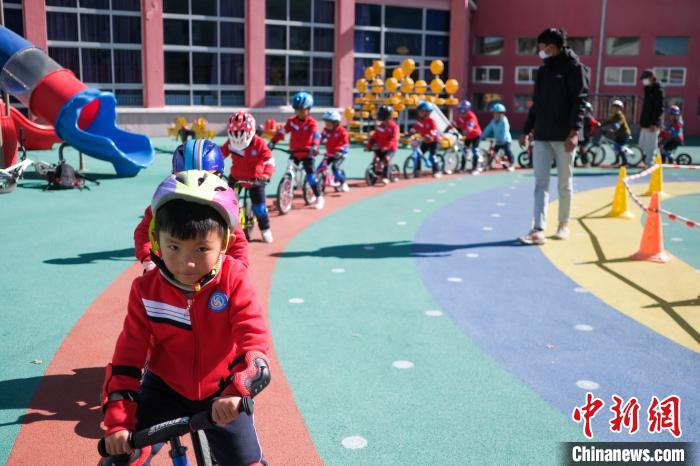 圖為拉薩市實驗幼兒園孩子們在教練的指導下練習滑步車?！『闻罾?攝