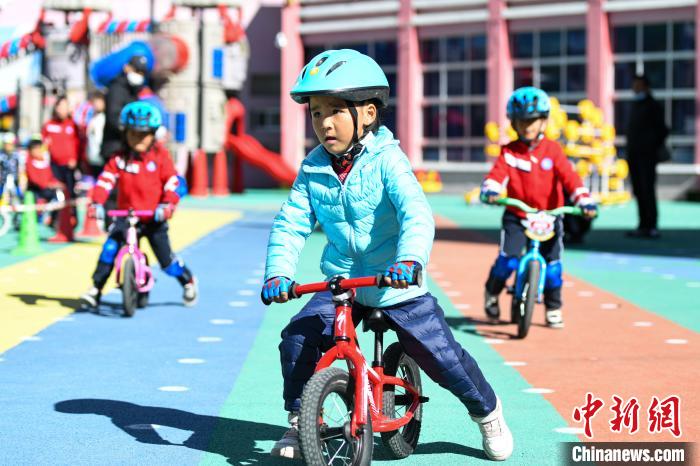 圖為拉薩市實驗幼兒園孩子們正在練習滑步車?！『闻罾?攝