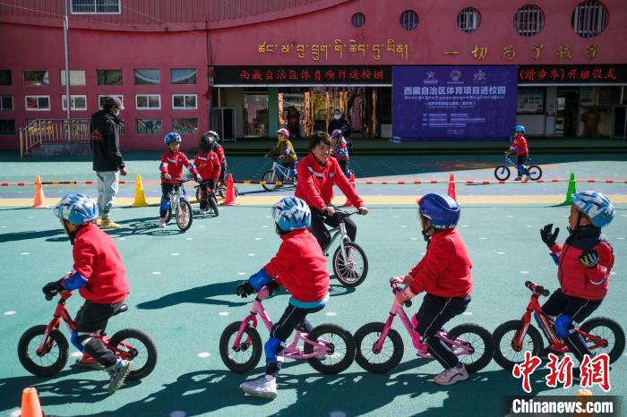 圖為拉薩市實驗幼兒園孩子們正在練習滑步車?！『闻罾?攝