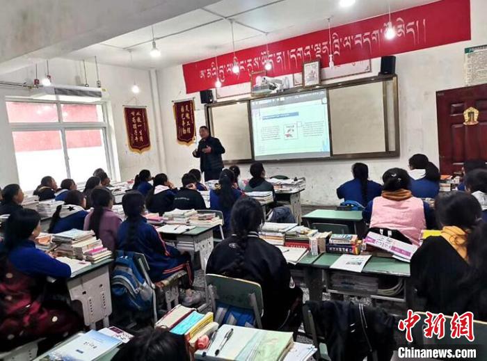 學生在免費輔導班上課?！∧岈敵?攝