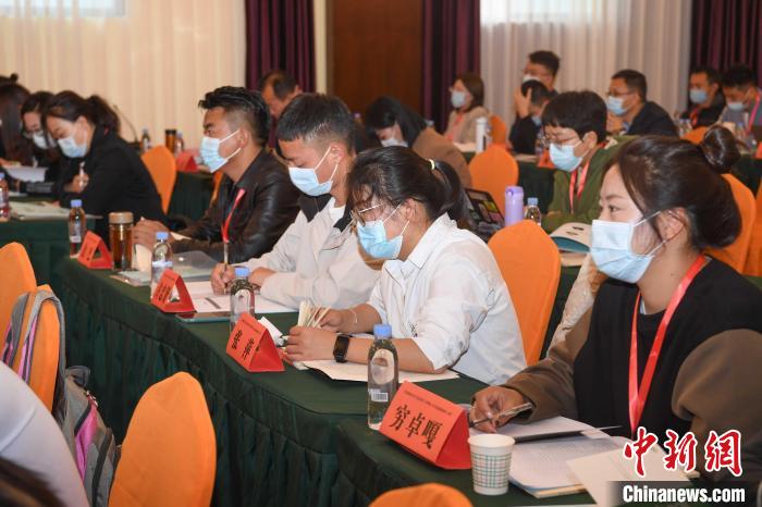 圖為第十五期全國預防青少年違法犯罪工作理論與務實高級研修班學員正在上課?！∝暩聛硭?攝