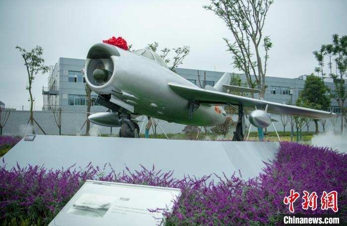 園林式戰(zhàn)斗機(jī)博物館內(nèi)展示的“殲5甲”飛機(jī)?！⒅铱?攝
