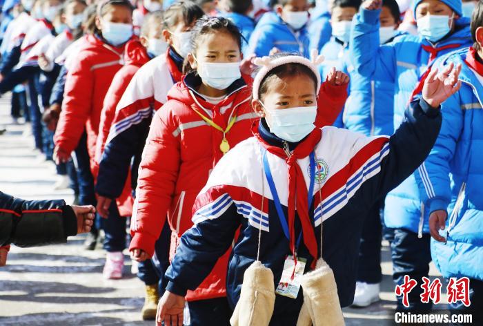 圖為學(xué)生跳起歡快的藏族舞蹈迎接新學(xué)期。　馬銘言 攝