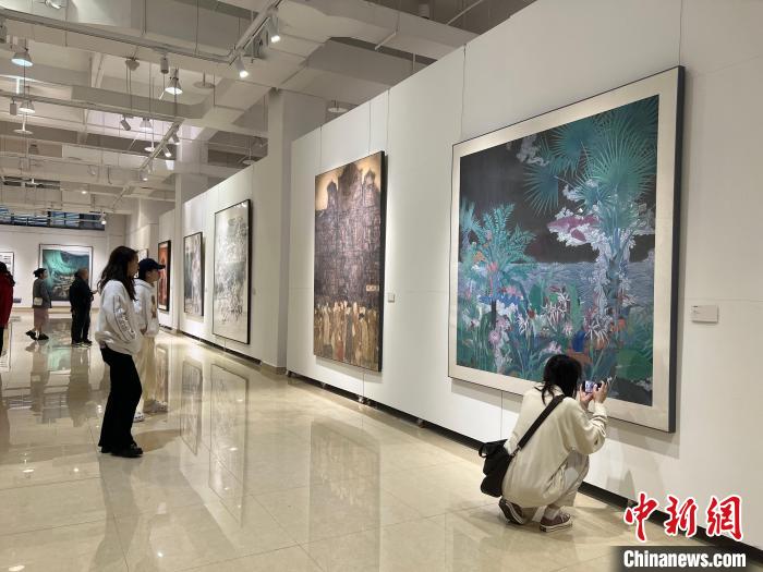 圖為全國青年教師中國畫學術(shù)邀請展吸引學生觀展。　鐘旖 攝