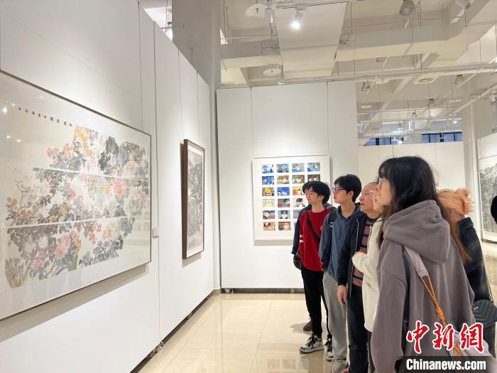 圖為全國青年教師中國畫學術(shù)邀請展現(xiàn)場?！＄婌?攝