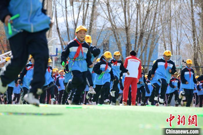 圖為學(xué)生在跳繩教練齊景龍的指導(dǎo)下做準(zhǔn)備運動。　貢嘎來松 攝