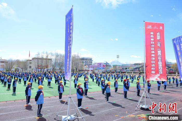 圖為學(xué)生在跳繩教練齊景龍的指導(dǎo)下做準(zhǔn)備運動。　貢嘎來松 攝