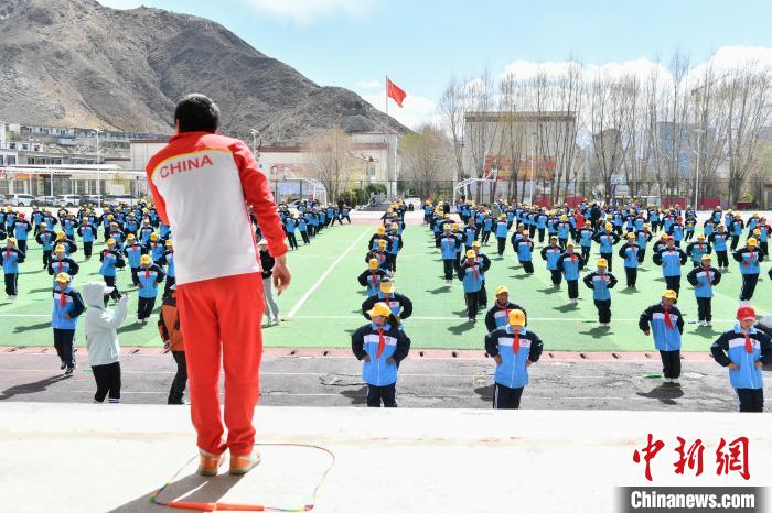 圖為學(xué)生在跳繩教練齊景龍的指導(dǎo)下做準(zhǔn)備運動。　貢嘎來松 攝