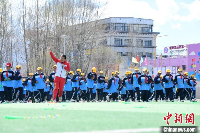 圖為學(xué)生在跳繩教練齊景龍的指導(dǎo)下做準(zhǔn)備運動。　貢嘎來松 攝