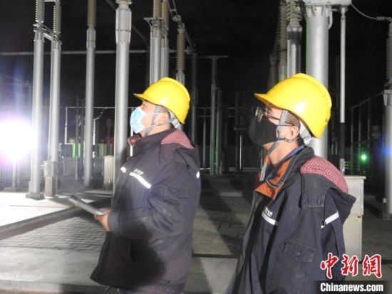 圖為5月10日凌晨，國網青海檢修公司柴達木換流站運維人員在進行柴拉直流系統停電操作?！∫杂?攝