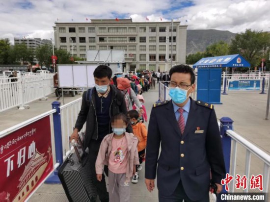 圖為拉薩車站工作人員為西藏先心病患兒和陪同人員提供“綠色”接力幫扶，并開(kāi)通了專門通道，讓他們快速進(jìn)站上車。拉薩車站 供圖