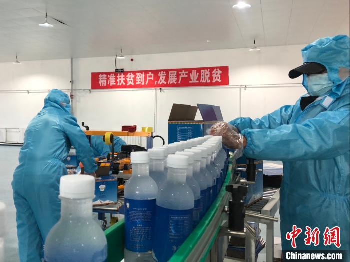 圖為阿里地區(qū)措勤縣某飲用水加工公司，該公司以“基地+公司+貧困民眾”為運(yùn)營模式，帶動(dòng)貧困民眾68戶232人。　謝牧 攝