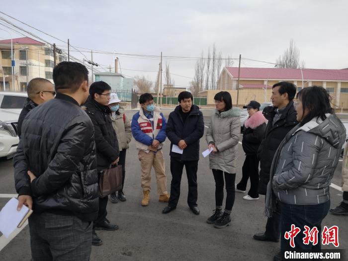 圖為青海大學(xué)工作人員正在現(xiàn)場(chǎng)考察該項(xiàng)目進(jìn)行情況?！±罱瓕?攝