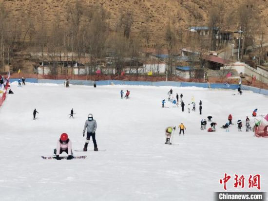 圖為春節期間，青海當地群眾開展冰雪運動。青海省文化和旅游廳供圖
