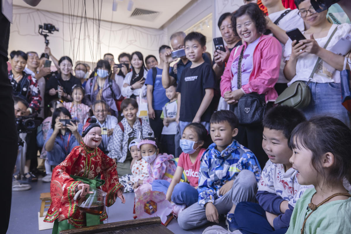 5月1日，廣州市白鵝潭大灣區(qū)藝術(shù)中心非物質(zhì)文化遺產(chǎn)館內(nèi)，精彩的梅縣提線木偶戲表演吸引了眾多游客駐足觀賞。 來(lái)源：人民圖片網(wǎng)