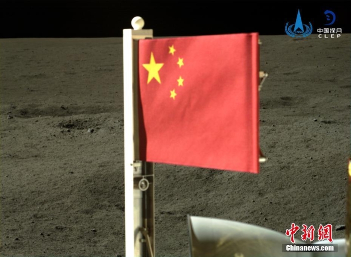 6月4日，中國國家航天局公布了嫦娥六號探測器在月球背面的五星紅旗展示影像。鮮艷的五星紅旗再次閃耀月球，這也是中國首次在月球背面獨立動態(tài)展示國旗。<a target='_blank' href='/'><p  align=