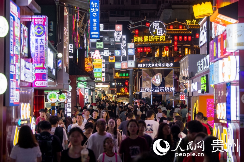 6月21日，貴陽，青云市集內游人如織。人民網記者 翁奇羽攝