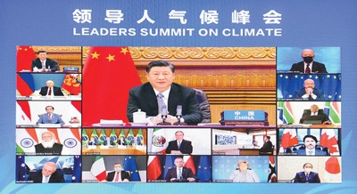 2021年4月22日晚，應(yīng)美國(guó)總統(tǒng)拜登邀請(qǐng)，國(guó)家主席習(xí)近平在北京以視頻方式出席領(lǐng)導(dǎo)人氣候峰會(huì)，并發(fā)表題為《共同構(gòu)建人與自然生命共同體》的重要講話。新華社記者 李 響攝