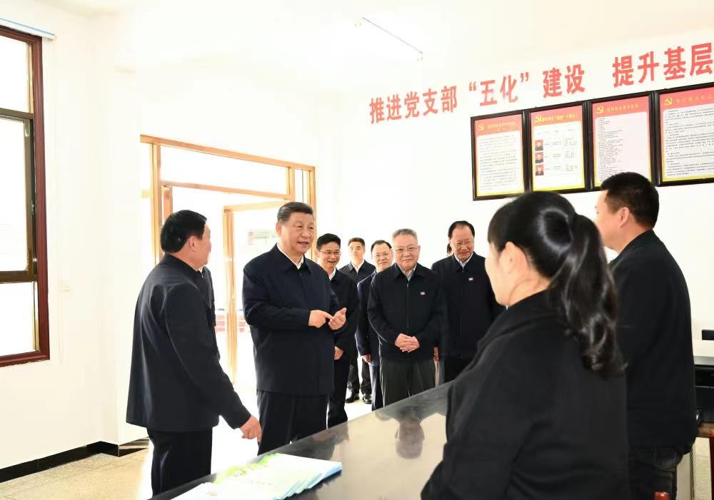 △2024年3月19日，習近平總書記在湖南常德市鼎城區謝家鋪鎮港中坪村黨群服務中心了解當地為基層減負、提升基層治理效能等情況。