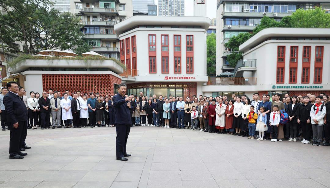△2024年4月22日，習近平總書記來到重慶九龍坡區謝家灣街道民主村社區考察。