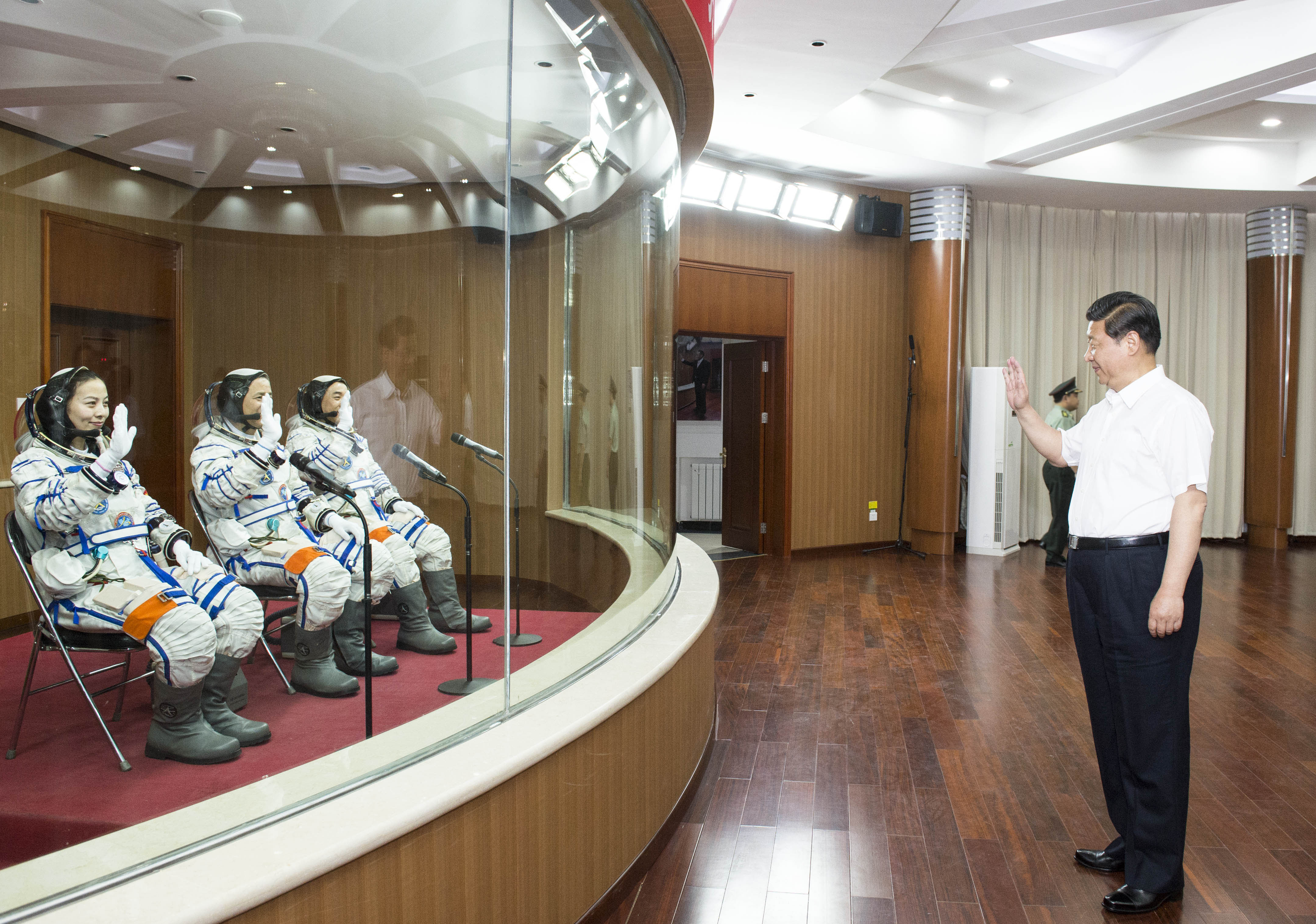 2013年6月11日，習近平總書記在酒泉衛星發射中心觀看神舟十號載人飛船發射。這是習近平向即將出征的航天員聶海勝、張曉光、王亞平揮手致意。