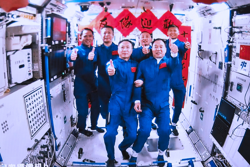 2023年5月30日，在北京航天飛行控制中心拍攝的神舟十五號航天員乘組與神舟十六號航天員乘組拍下“全家福”的畫面。