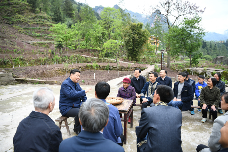 2019年4月15日至17日，中共中央總書記、國家主席、中央軍委主席習近平在重慶考察，并主持召開解決“兩不愁三保障”突出問題座談會。這是4月15日下午，習近平在石柱土家族自治縣中益鄉華溪村同村民代表、基層干部、扶貧干部、鄉村醫生等圍坐在一起，共話脫貧攻堅。新華社記者 謝環馳 攝