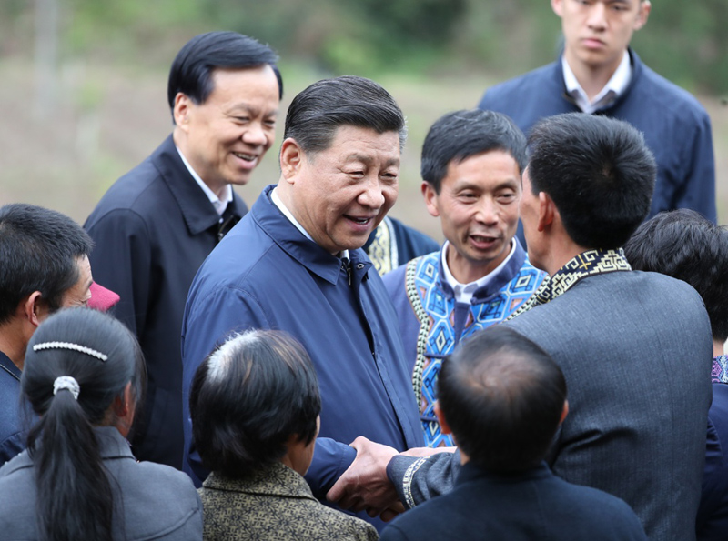 2019年4月15日至17日，中共中央總書記、國家主席、中央軍委主席習近平在重慶考察，并主持召開解決“兩不愁三保障”突出問題座談會。這是4月15日下午，習近平在石柱土家族自治縣中益鄉華溪村同村民親切交流。新華社記者 丁海濤 攝