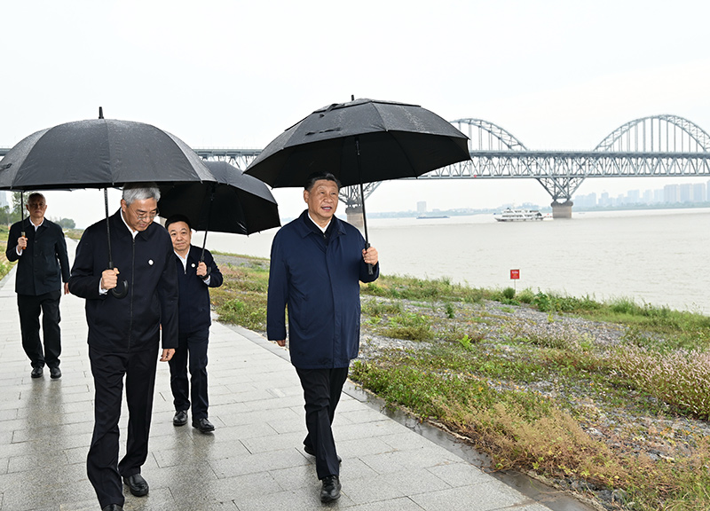 2023年10月10日至13日，中共中央總書記、國家主席、中央軍委主席習近平在江西考察。這是10日下午，習近平在長江國家文化公園九江城區段考察時，冒雨沿江堤步行察看沿岸風貌。新華社記者 謝環馳 攝
