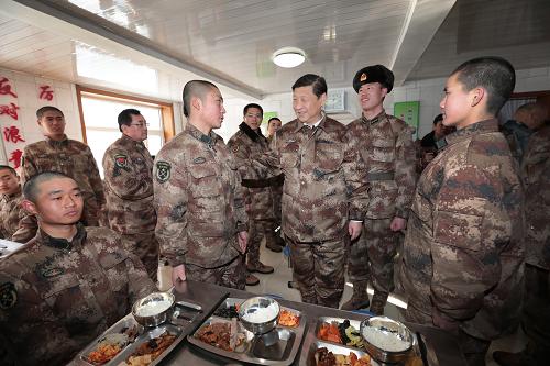2014年1月26日中午，習(xí)近平來到連隊(duì)食堂，同戰(zhàn)士們一起用餐。新華社記者 李剛 攝