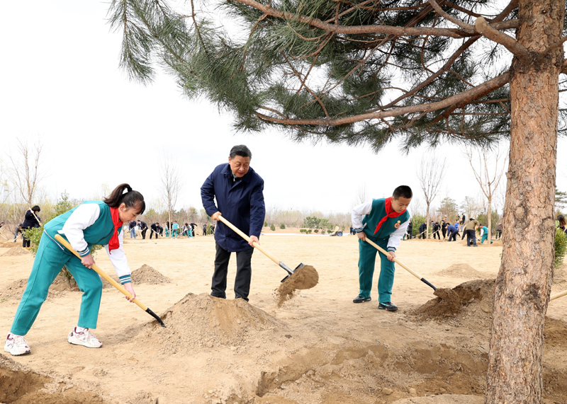 2022年3月，習(xí)近平總書記來到北京市大興區(qū)黃村鎮(zhèn)參加首都義務(wù)植樹活動(dòng)，同大家一起植樹。新華社記者 黃敬文 攝
