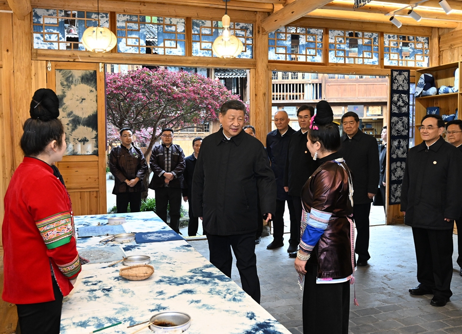 2025年3月17日下午，習(xí)近平在黔東南州黎平縣肇興侗寨侗鄉(xiāng)特色產(chǎn)業(yè)基地考察。新華社記者 謝環(huán)馳 攝