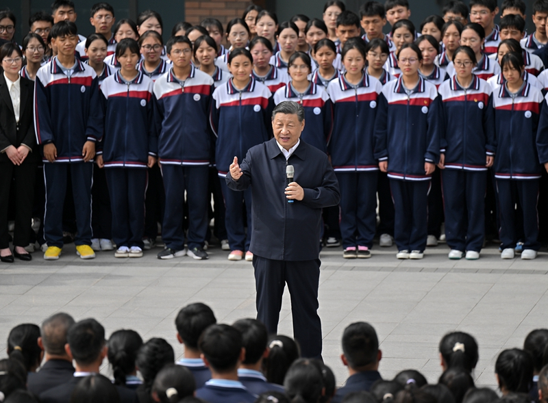 2024年6月18日，習(xí)近平總書記在青海果洛西寧民族中學(xué)考察時，同師生們親切交流。