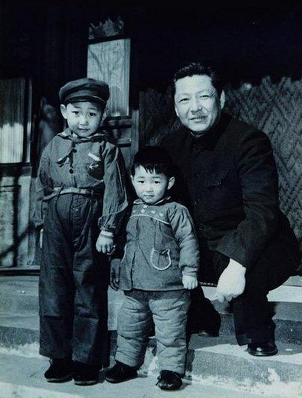 1958年，習仲勛與兒子習近平、習遠平在一起。