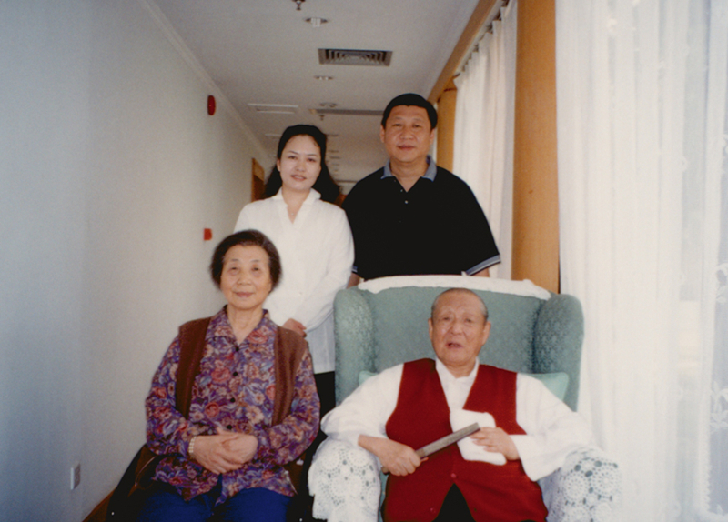 習近平與夫人彭麗媛同父親習仲勛、母親齊心的合影。